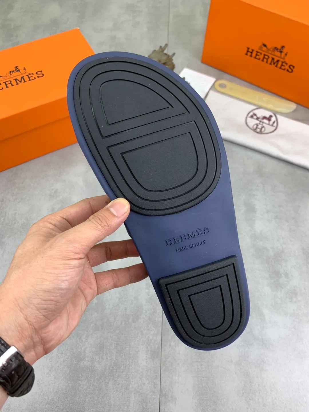 Men's shoes 💰P440 New [HERMES] high-end quality new Hermès slippers, made of imported silk calfskin, wear-resistant and non-slip rubber outsole. Fashionable and elegant code number: 39-44 (38 45 46 customized)